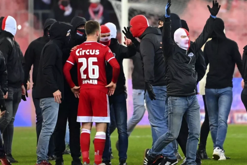 Belçika çempionatının oyunu azarkeşlərə görə vaxtından əvvəl başa çatıb