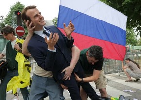 Macron statue stolen from wax museum in Paris