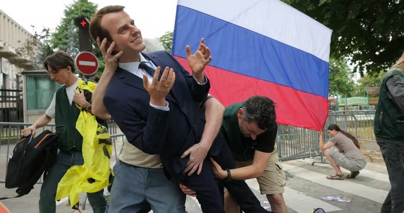 В Париже из музея украли восковую статую Макрона