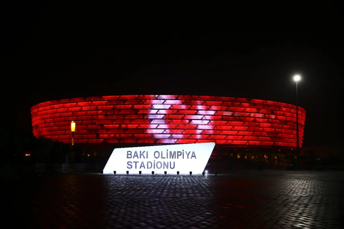 Bakı Olimpiya Stadionu Türkiyə bayrağı ilə işıqlandırılıb