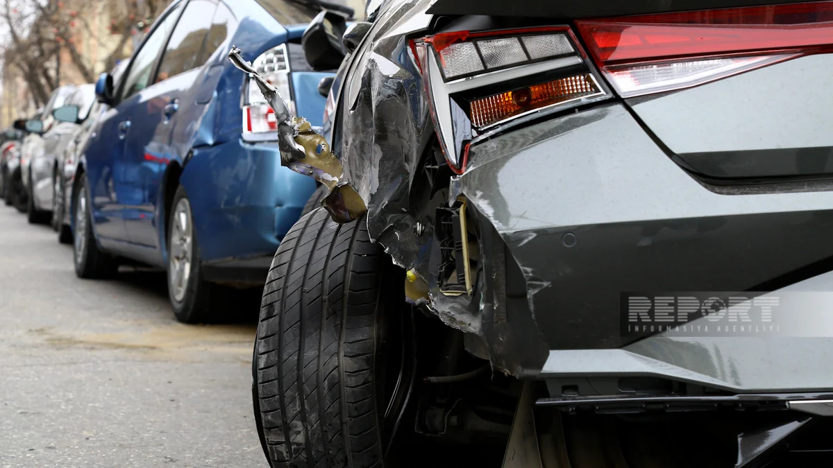 Bakıda iki avtomobil toqquşub, xəsarət alan var