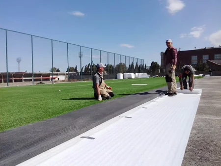 Gəncə şəhər stadionunda yeni süni örtüklü meydanın salınma prosesi başa çatır