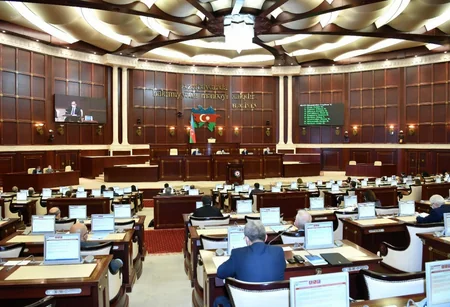 Deputatlar tibbi maska və əlcəkdən istifadə edirlər