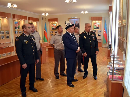 Qırğızıstanın müdafiə naziri Azərbaycanda komando hərbi hissəsində olub