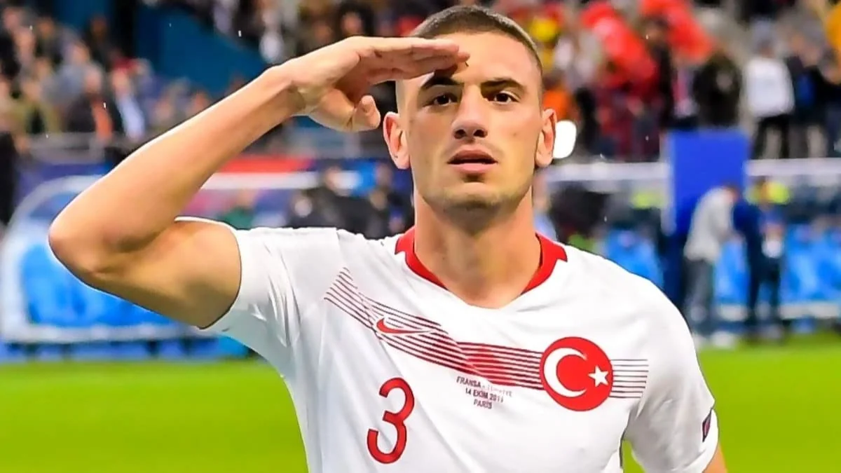 Türkiyəli futbolçu zəlzələ qurbanlarına görə Ronaldunun formasını hərraca çıxarıb