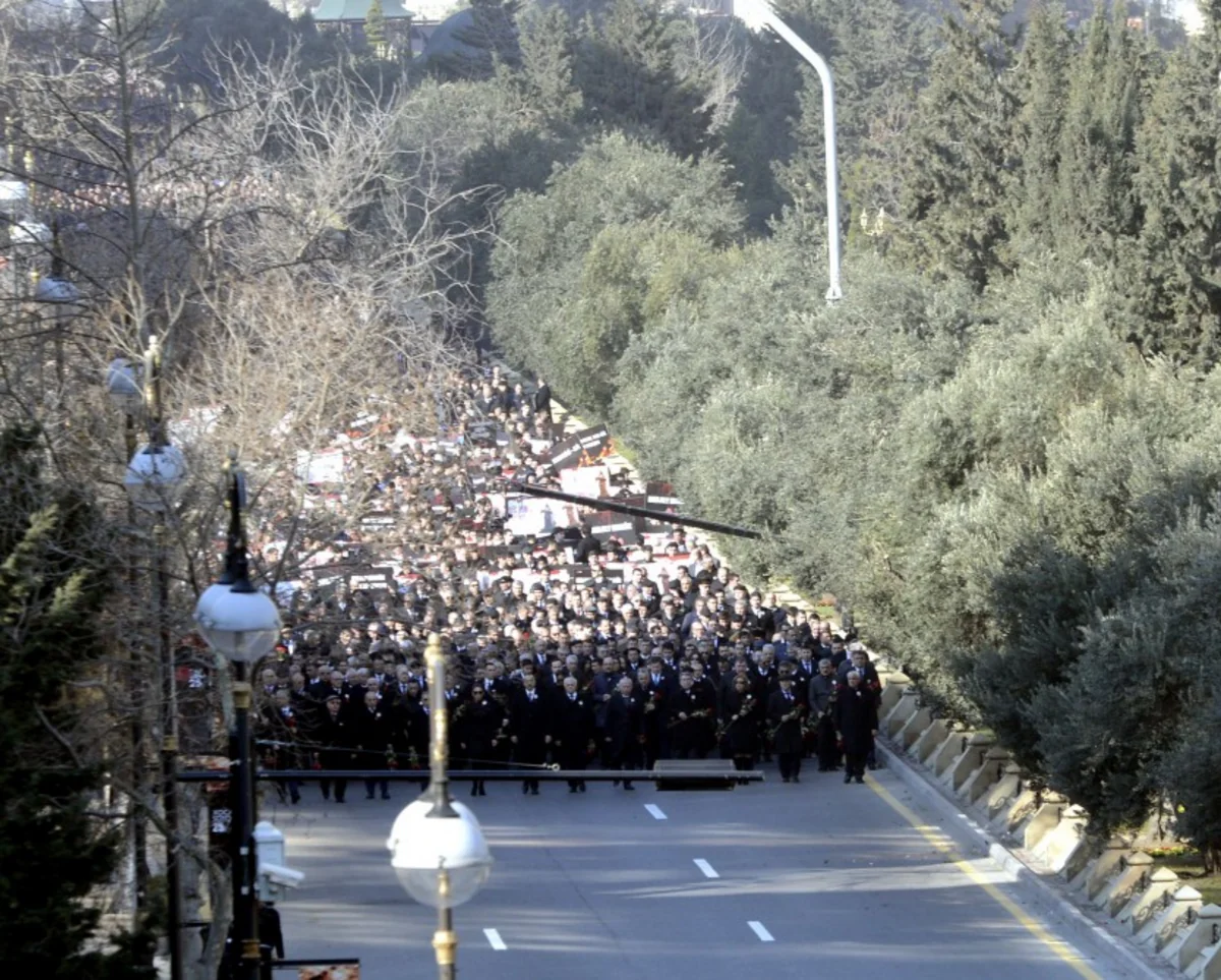 Xocalı soyqırımının 25-ci ildönümü münasibətilə Bakıda Prezident İlham Əliyevin iştirakı ilə yürüş keçirilib - YENİLƏNİB