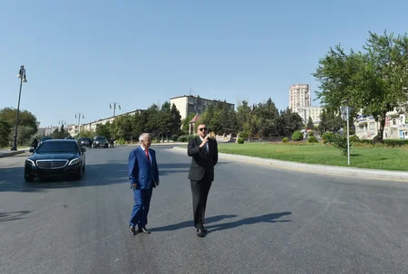 ​Prezident İlham Əliyev Bakının üç küçəsində aparılan abadlıq və yenidənqurma işlərindən sonrakı vəziyyətlə tanış olub
