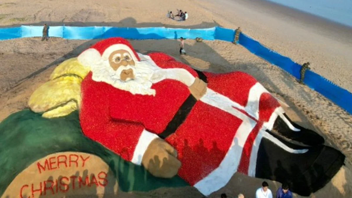 Hindistanda qumdan və pomidordan Santa Klaus fiquru yaradılıb