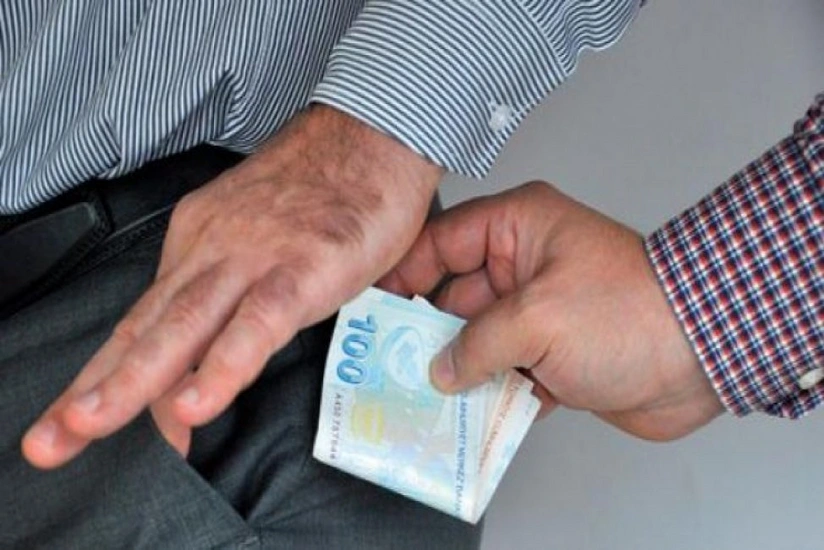 Rüşvətdə təqsirləndirilən məktəb direktorunun məhkəməsi başlayır