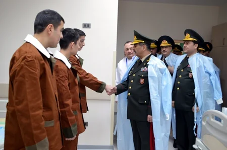 ​Müdafiə naziri Silahlı Qüvvələrin Baş Klinik Hospitalında olub