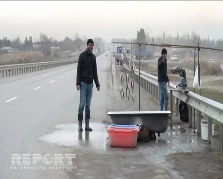 Bakı-Qazax avtomagistralında ticarətlə məşğul olan satıcılar sürücülərə təhlükə yaradır - FOTO