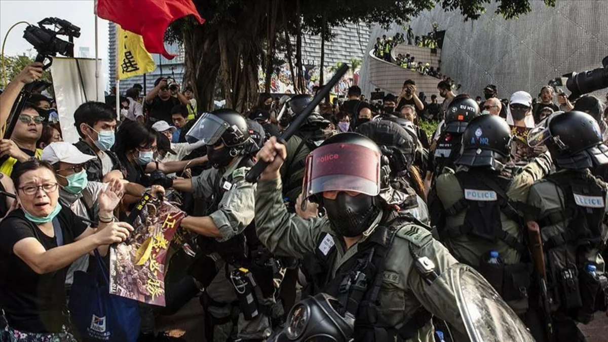 Honkonq polisi 120 etirazçını saxladı