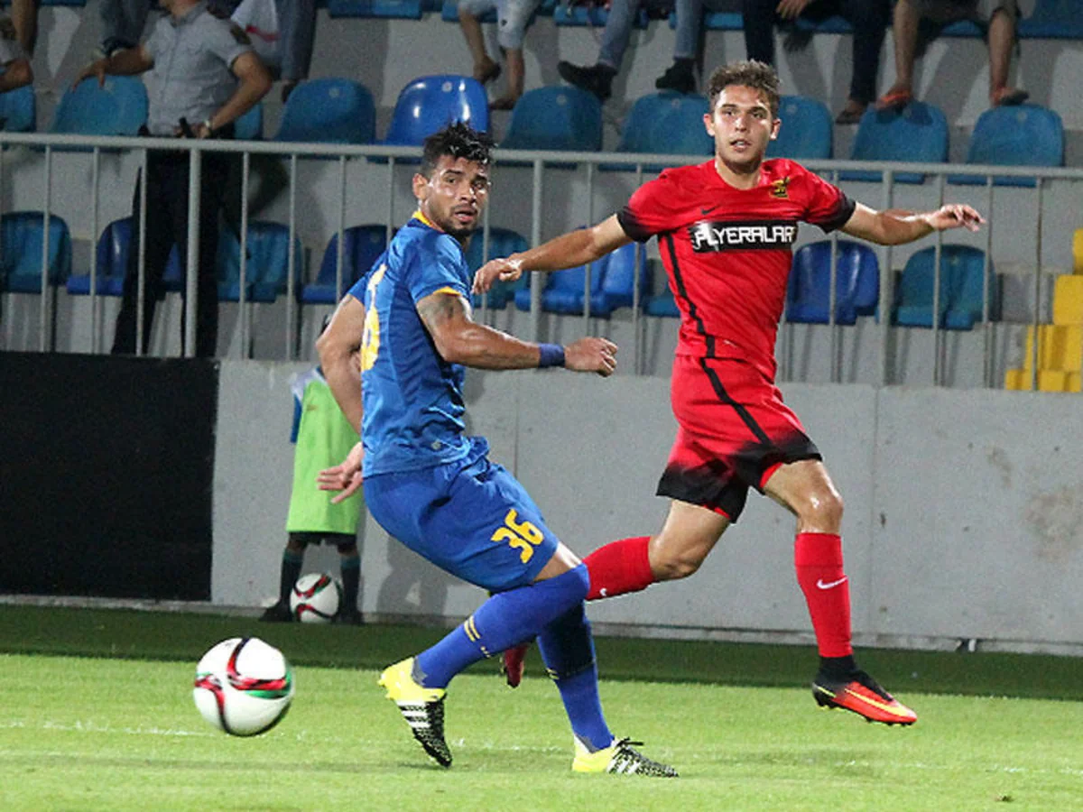 Kəpəzin keçmiş futbolçu kasıblara ərzaq və şokolad payladı