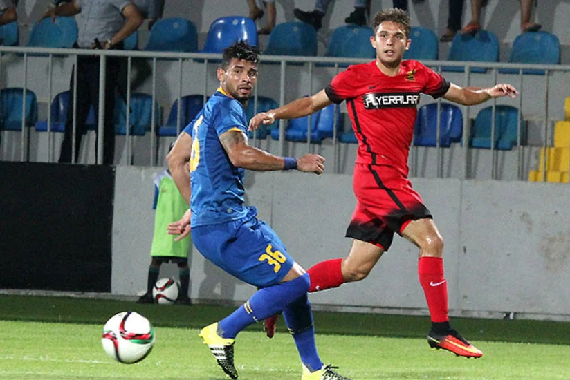 Kəpəzin keçmiş futbolçu kasıblara ərzaq və şokolad payladı