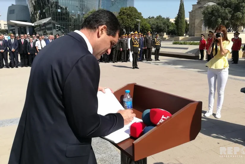 Türkiyə səfirliyinin əməkdaşları Bakıda türk şəhid əsgərlərinin xatirəsinə ucaldılmış abidəni ziyarət ediblər