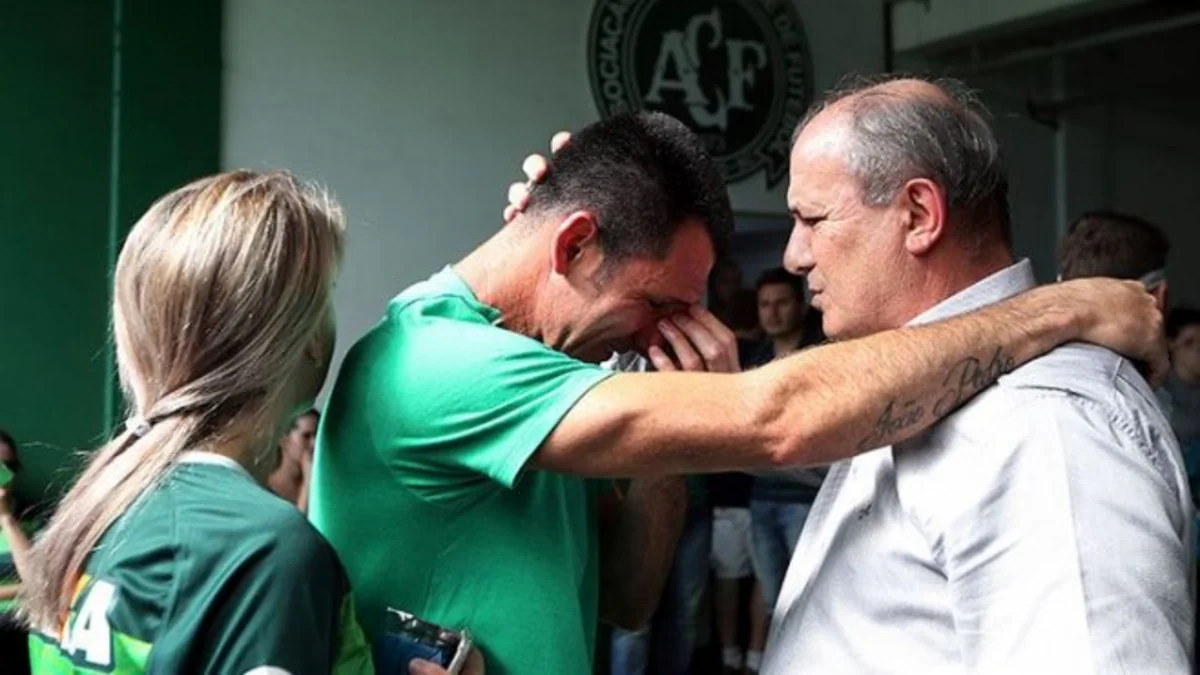Futbolçuları təyyarə qəzasında ölən klubun qapıçısı karyerasını başa vurub