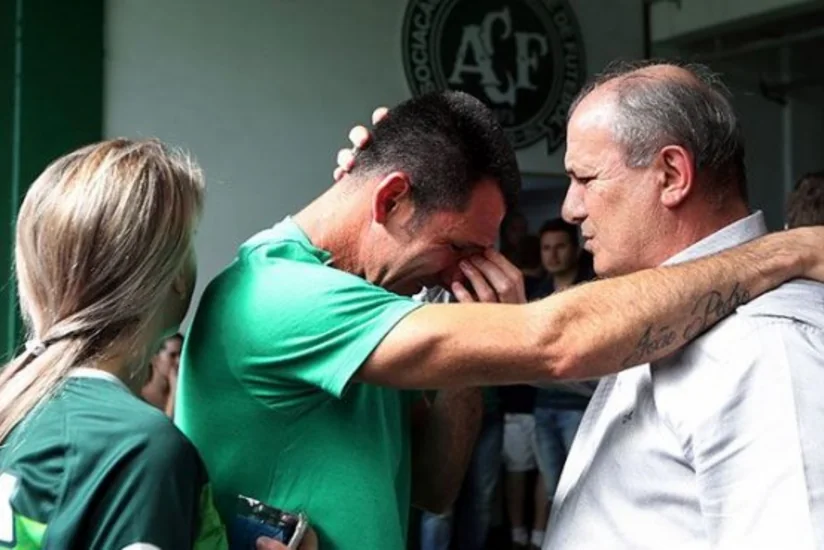 Вратарь клуба, футболисты которого погибли в авиакатастрофе, завершил карьеру