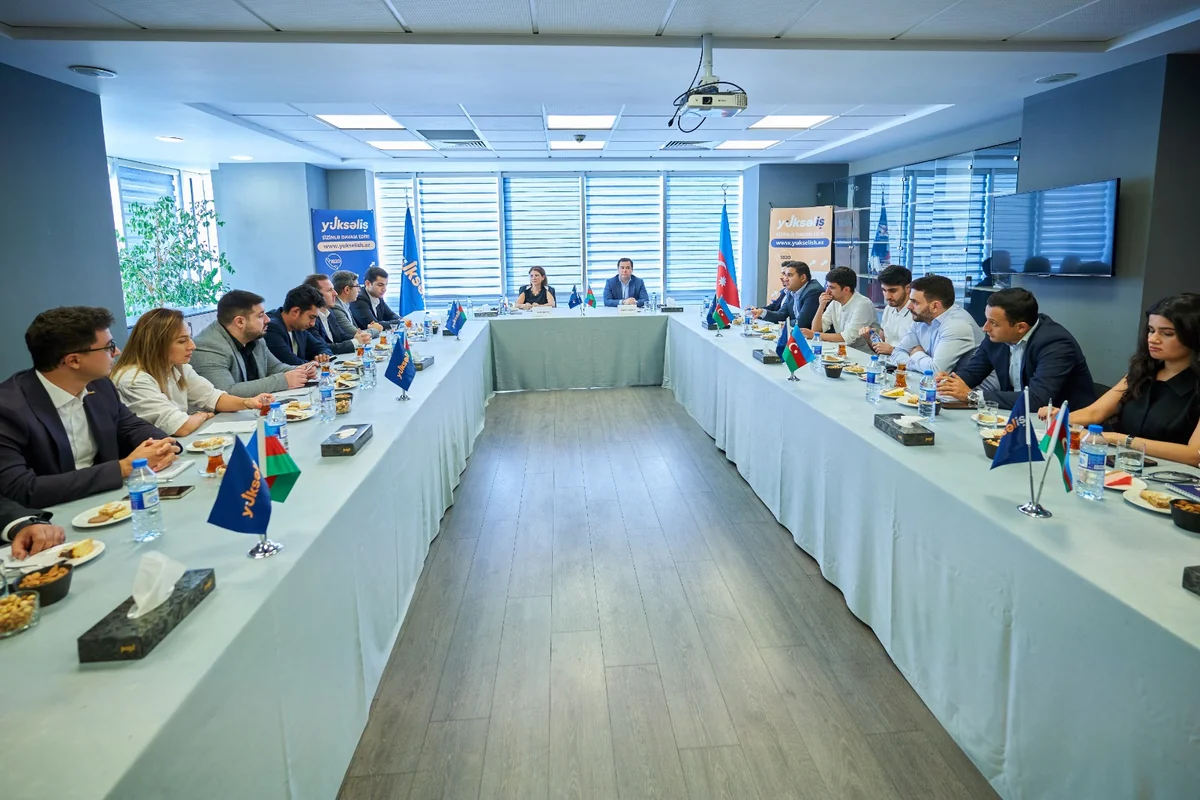 Fərəh Əliyeva “Yüksəliş” müsabiqəsinin qalibləri ilə görüşüb