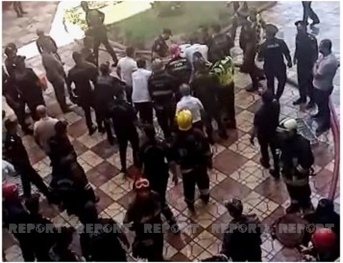 Yanğında köməyə gələn polislər və FHN-in hərbçisi xəsarət alıb - VİDEO