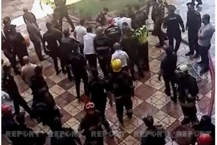 При пожаре в Баку пострадали полицейские и военнослужащий МЧС