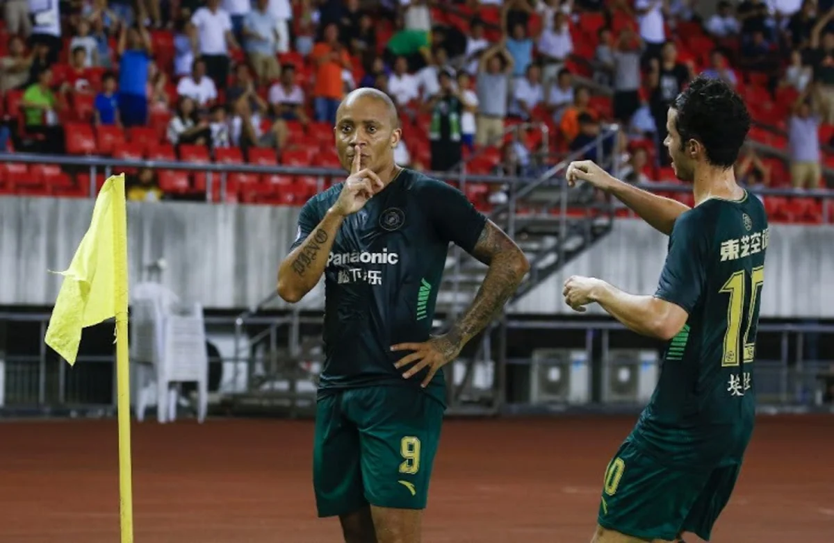Dino Ndlovu: Çində ictimai yerlərə keçmək üçün yaşıl kod lazımdır