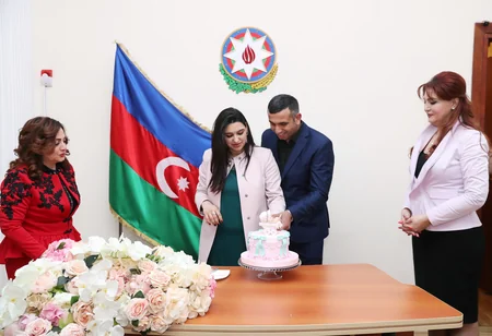 Azərbaycanın 10 milyonuncu sakininin doğum haqqında şəhadətnaməsi onun valideynlərinə təqdim olunub