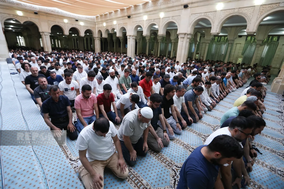 Bakıda Əjdərbəy məscidində bayram namazı qılınıb