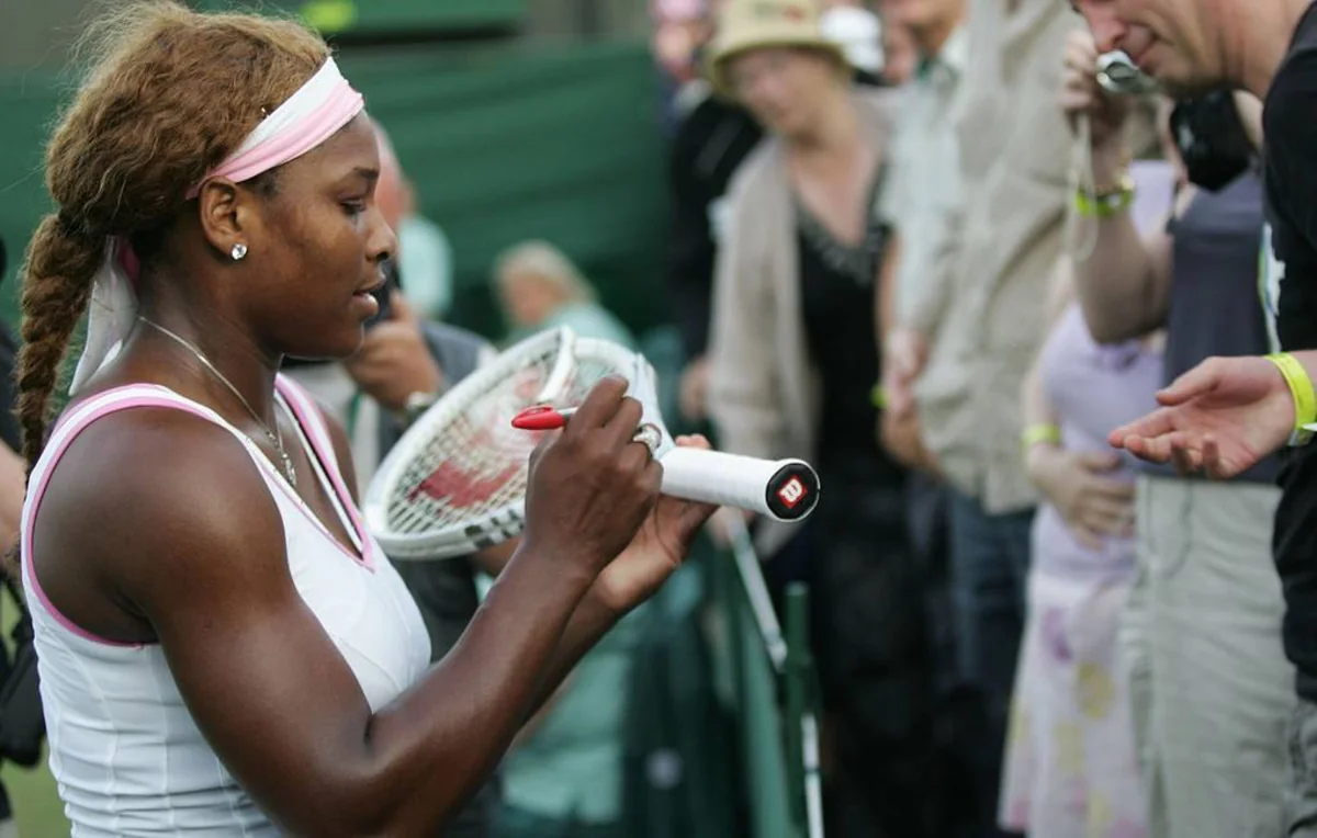 Serena Uilyamsın sınmış raketkası hərraca çıxarılıb