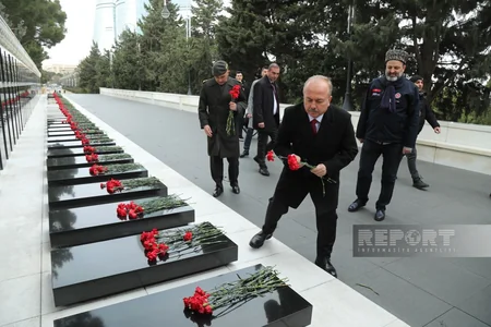 Türkiyənin Azərbaycandakı yeni səfiri Fəxri və Şəhidlər xiyabanlarını ziyarət edib