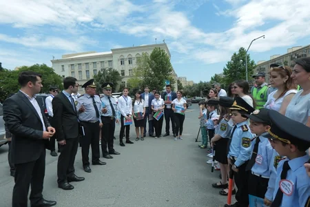 Bakıda uşaqlar yol polisini əvəz edib