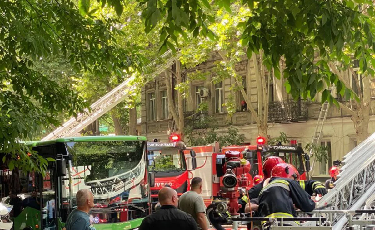 Tbilisidə yaşayış binasında yanğın olub, xəsarət alanlar var