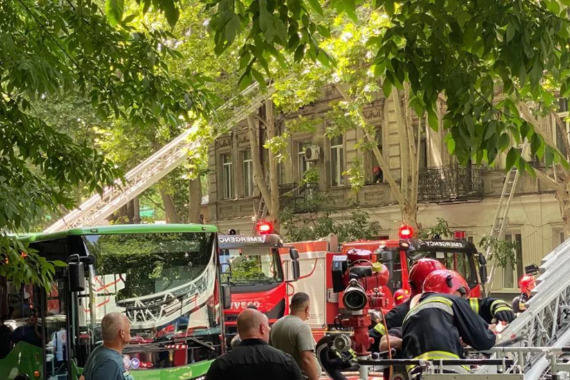Tbilisidə yaşayış binasında yanğın olub, xəsarət alanlar var
