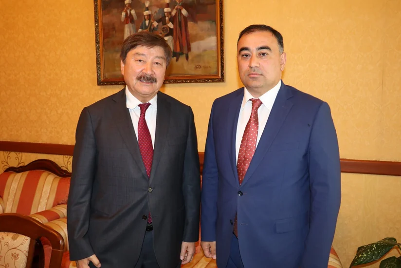 Послу Азербайджана вручена медаль ТЮРКСОЙ
