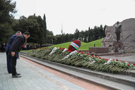 Azerbaijani people commemorate National Leader Heydar Aliyev