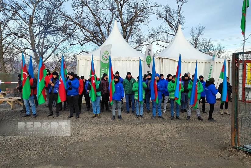 На дороге Ханкенди-Лачын продолжается акция протеста с требованием положить конец экотеррору