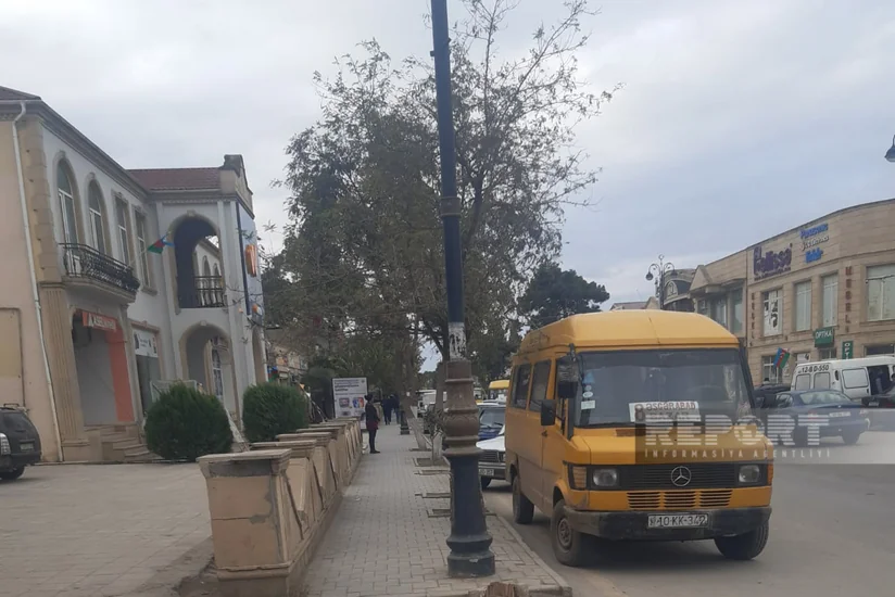 Biləsuvarın üstü açıq dayanacaqları: sərnişinlər yayda günəşin, qışda qarın altında avtobus gözləyir - REPORTAJ