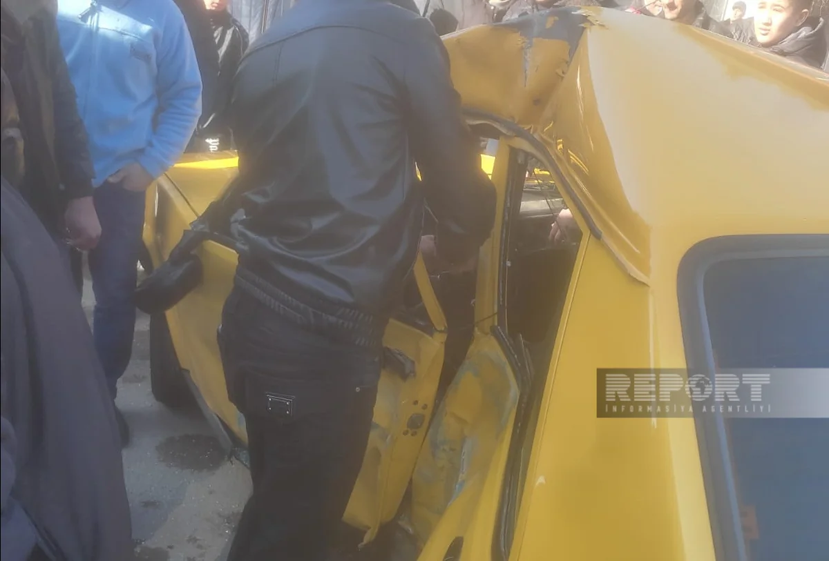 Sumqayıtda minik avtomobili ilə avtobus toqquşub, xəsarət alan var