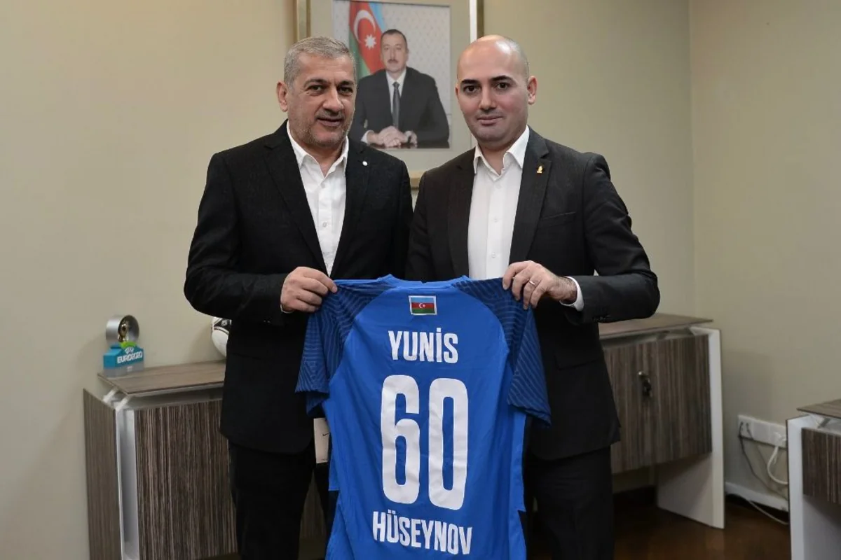 AFFA rəhbərliyi Yunis Hüseynovu yubileyi münasibətilə təbrik edib