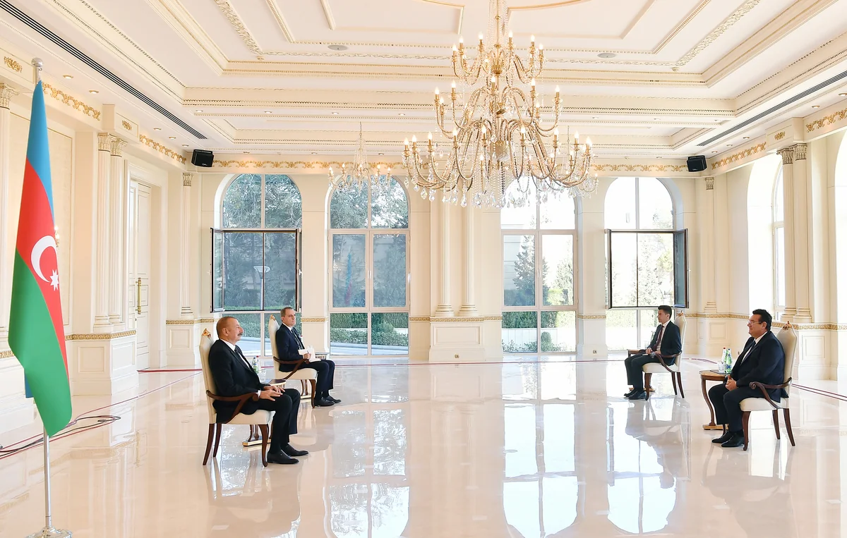 Ilham Aliyev receives credentials of new Romanian envoy