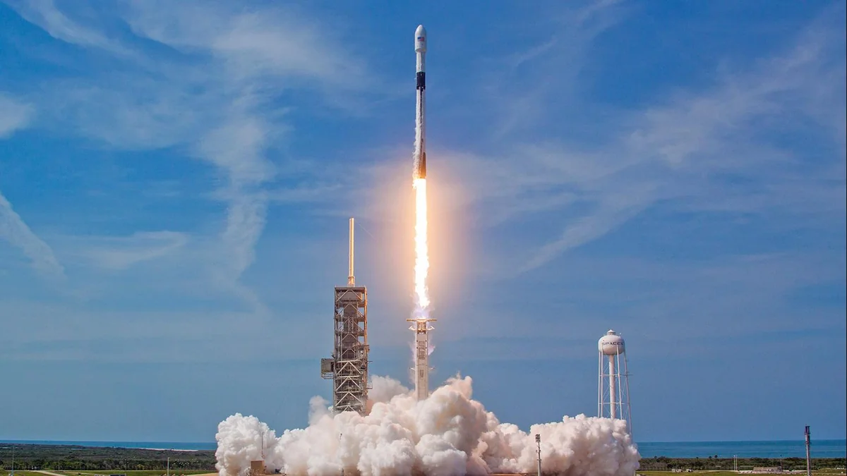 SpaceX запустила ракету-носитель с 21 спутником Starlink нового поколения