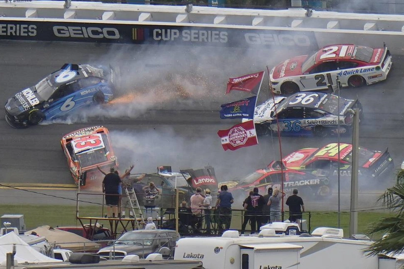 NASCAR rallisində 16 maşın qəzaya düşdü