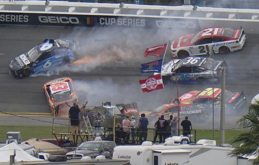 NASCAR rallisində 16 maşın qəzaya düşdü