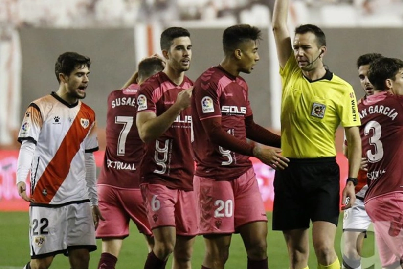 Azərbaycan millisinin futbolçusu İspaniyada 2 oyunluq cəzalandırılıb