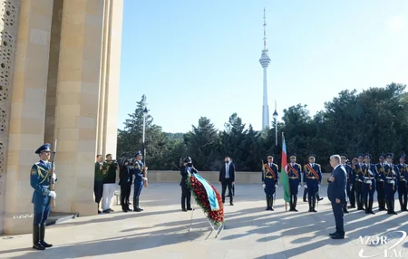 Kazakh president visits Alley of Martyrs