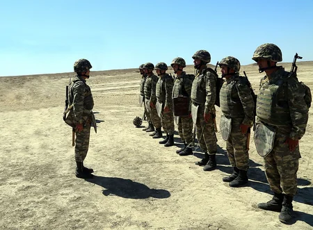 Azərbaycanın hərbi mühəndisləri təlimlərdə şərti düşmənin minalarını aşkarlayaraq məhv ediblər