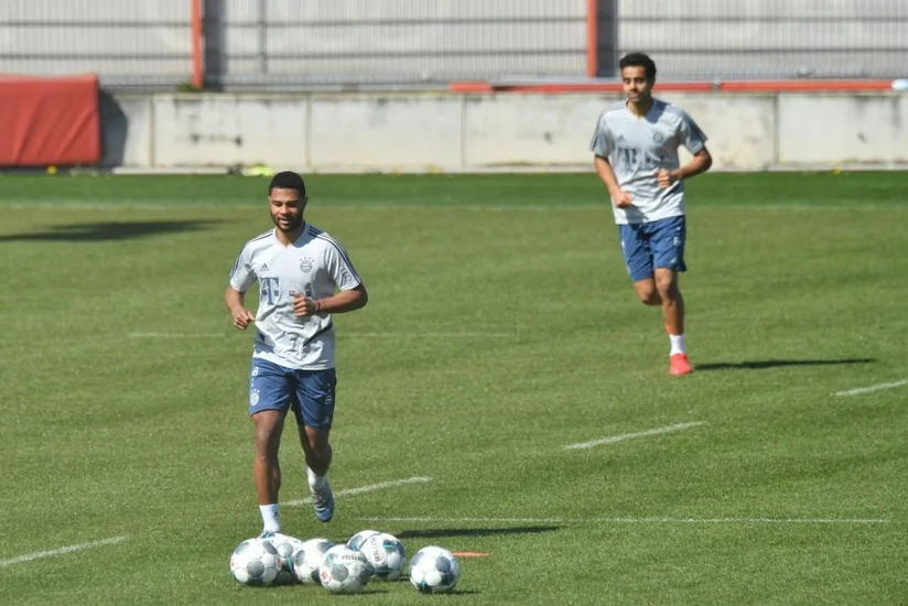 Bavariya məşqləri bərpa etdi, futbolçular məsafə saxladı