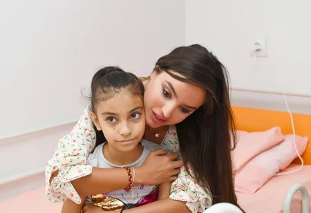Leyla Əliyeva Bakının bir sıra tibb müəssisələrində müalicə alan uşaqlarla görüşüb