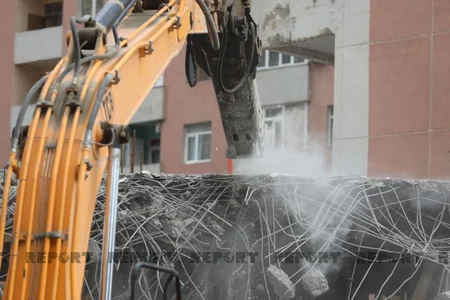 Bakıda tikilməkdə olan çoxmərtəbəli bina qanunsuz olduğuna görə sökülür - YENİLƏNİB