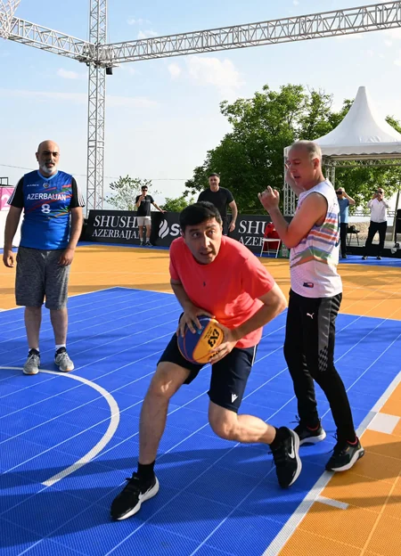 Gənclər və idman naziri Şuşada basketbol oynayıb