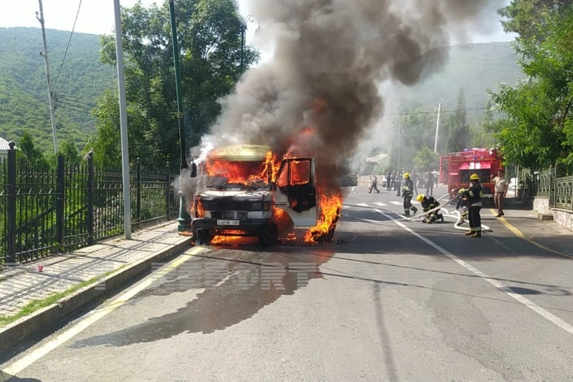 Oğuzda sərnişin mikroavtobusu yanıb